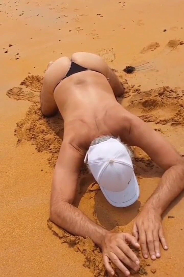 Ladysilvas: Ladysilva předvádí svůj sexy zadek v kalhotkách na pláži