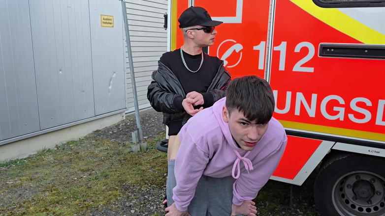 boyzxy212: Ich habe meine schwule schlampe ohne gummi auf dem öffentlichen parkplatz...