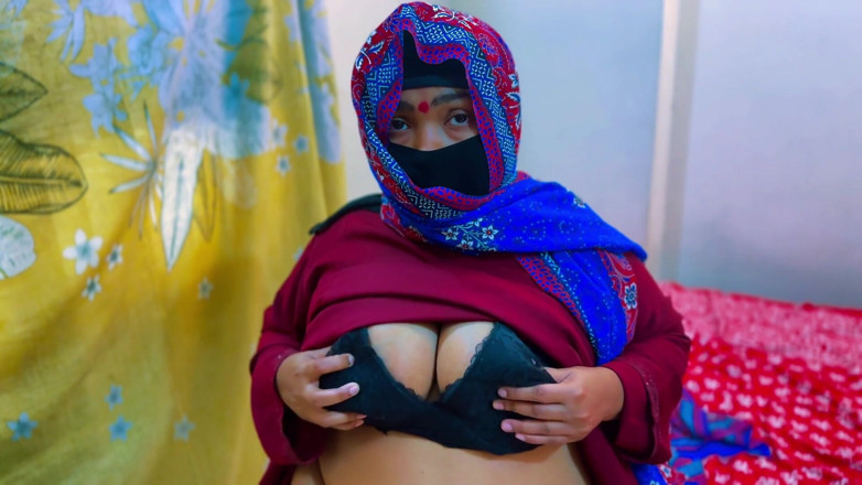 Aria Mia: La cameriera BBW araba era eccitata in Arabia Saudita e...