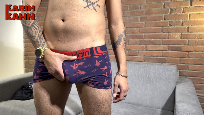 Karim Kahn: I miei grandi piedi dopo il lavoro e un enorme...