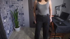 Teasecombo 4K: Secretara are pantaloni prea strâmți așa că se rup