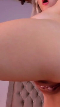 Juego con un plug anal en mi culo