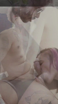 Přišel mi dát opalovací krém na moje tělo a nemohla jsem odolat, měla jsem s ním sex právě tam v klubu