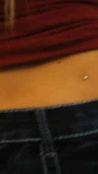 Tosh Locks šuká mrdku z jeho ptáka a on se vystříká na její piercing jazyka