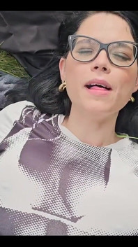 Fumando na grama e mostrando meus peitos no vídeo do sol 9 minutos