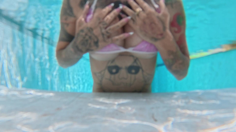 Skully inkson: Grandes tetas bajo el agua