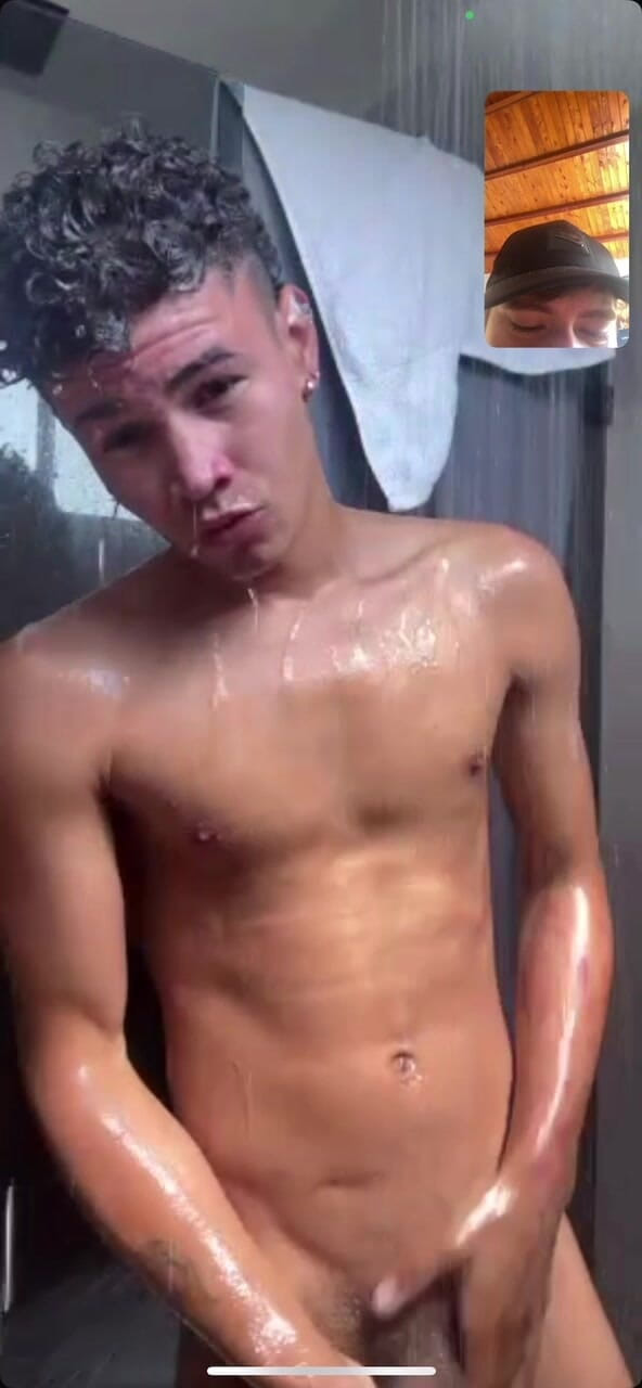 Icyhot707: Ich dusche mit meiner heterosexuellen Freundin über einen Videoanruf
