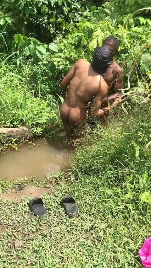 Sexydaddy: Trai làng làm tình bên trong dòng sông nhỏ với...
