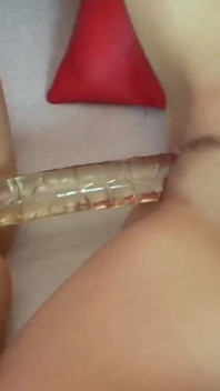 La lesbica rossa sbatte la figa della sua fidanzata con uno strapon
