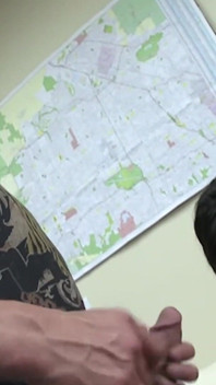 Bruneta Pixie a venit la interviul de angajare și a fost futută sălbatic și acoperită de spermă