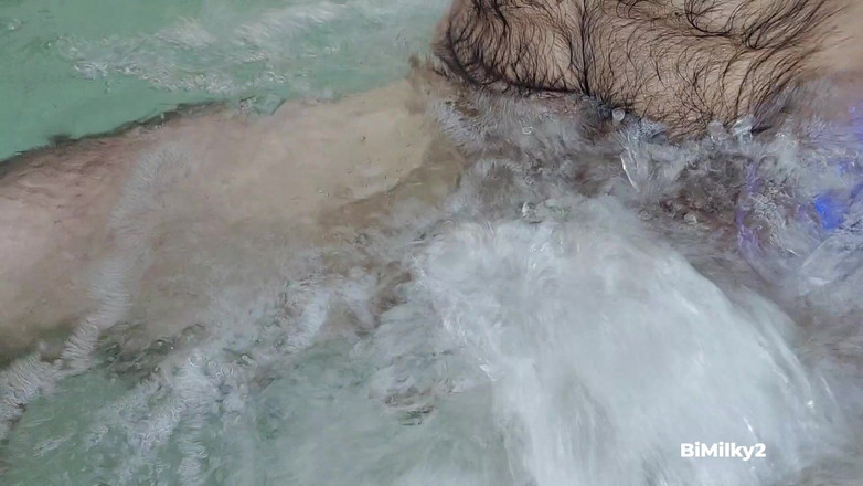 BiMilky2: Bărbat păros excitat în jacuzzy