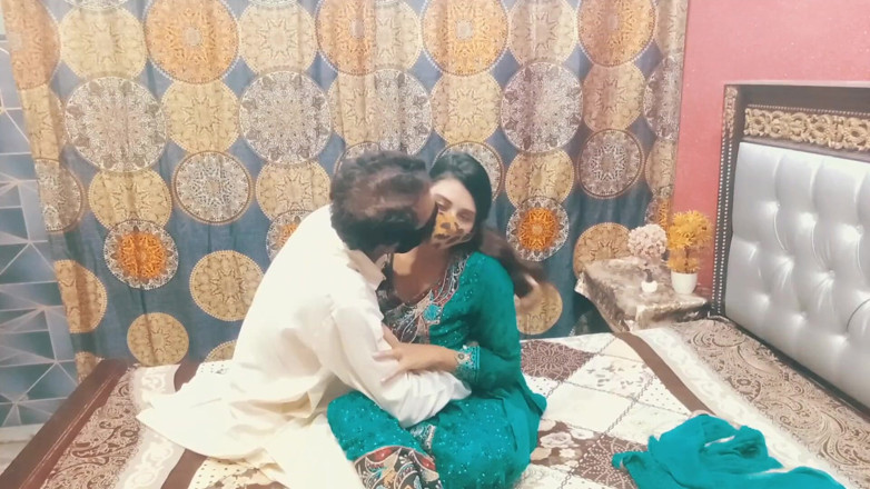 MehwishButt: Bini desi India marah kerana suaminya tidak meletakkan batang besarnya...