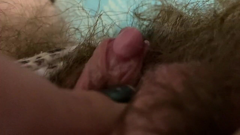 Cuteblonde666: Orgasme pagi itil besar menggosok di memek super berbulu closeup...