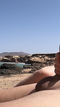 La ragazza perversa mi ha fatto una splendida sega in una spiaggia nudista con un enorme sborrata