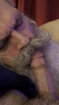 Vecchio uomo grande baffi pompino, succhia lecca e salta a modo suo per una ricompensa cremosa