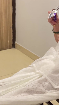 Trong khi trêu chọc và đùa gièm với dì, anh ta ấn vào ngực cô ấy và đụ cô ấy