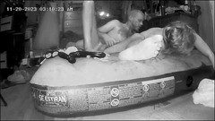 Freaky couple next door: Hra se vzduchem s matrací