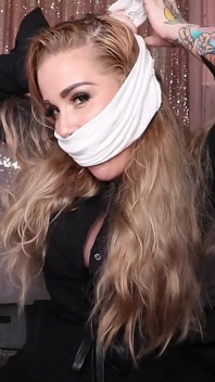 Miss whitney morgan ist auf klebeband gefesselt und gefesselt