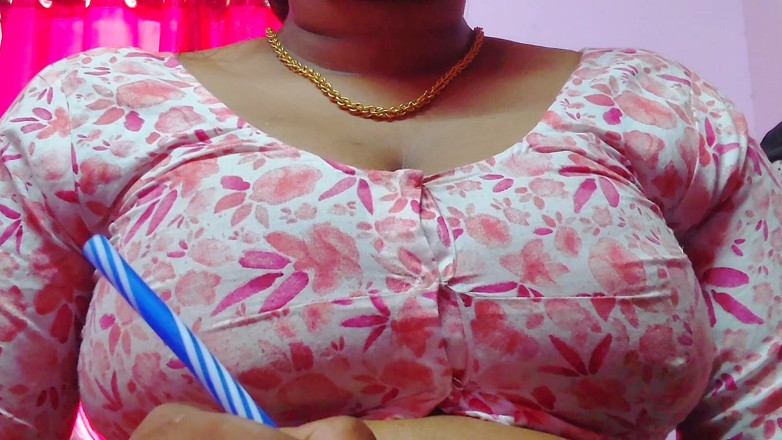 Desi Mohini: Dì quê nhà quyến rũ bạn trai bằng bộ ngực...