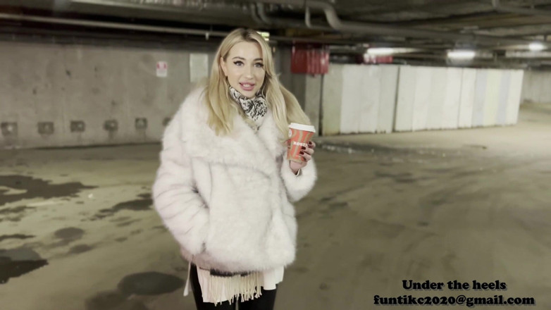 Heel 15 cm: Lola krmí kolemjdoucího