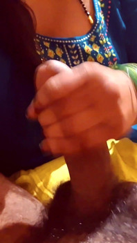 Hot Bhabhi Giving Hand Job Without Mood.
