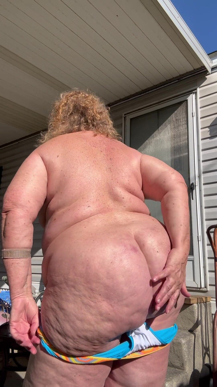 Big Ass 4 U: Striptease în aer liber