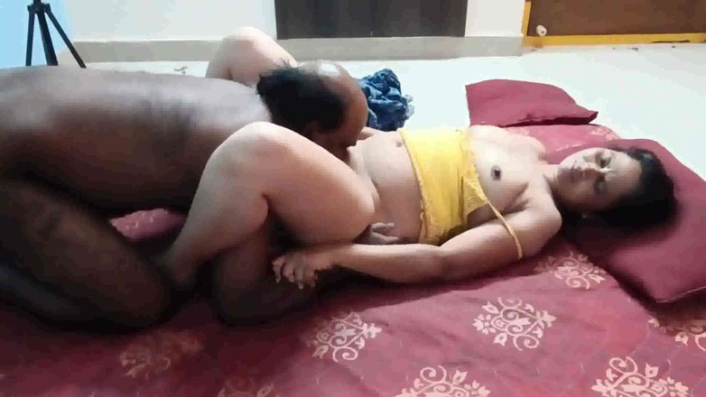 Sexy sindu: Presiono las tetas de mi encantadora esposa y beso su...