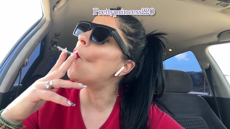 Panfil corina: Fumando no carro