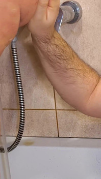Mia moglie si pulisce il culo prima del sesso anale. Clistere. Ep 30611