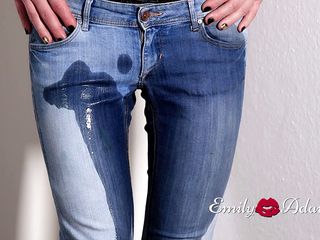 Emily Adaire TS: Une trans pisse dans son jean bleu moulant