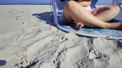 Mrs Wetslavs: Zum Ersten Mal Am Strand. Mollige MILF Masturbiert Im Freien.