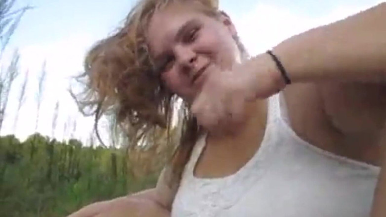 Fat House Wife: Pompino e lavoro con capelli all'aperto lasciando la copertura dei...