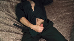 NoelDero: Mladý pohledný muž Noel Dero masturbuje na posteli v krásném...