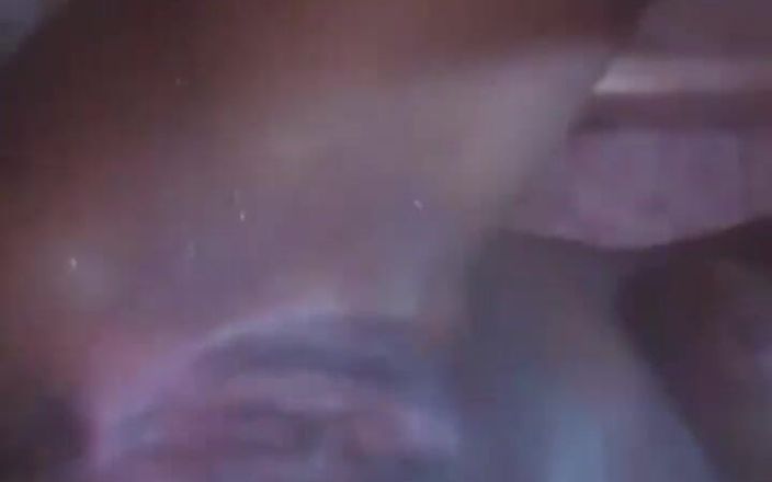 Valpee: Gata dedilhando buceta molhada e orgasmo - closeup solo