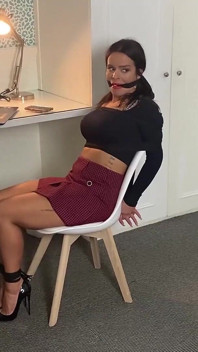 Seksi sekreter sıkı bir şekilde bağlı ve cleave öğürterek ağzı tıkalı ve sonra bağlıyken büyük yatakta kartalı yalıyor!