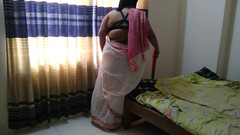 Aria Mia: 55letá indická desi sexy tetička v bílé sárí vymetá dům...