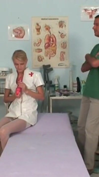 O ginecologista fode sua enfermeira loira que adora se masturbar com paus grandes