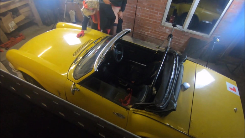 Camilla Creampie: Nos bastidores do carro vintage