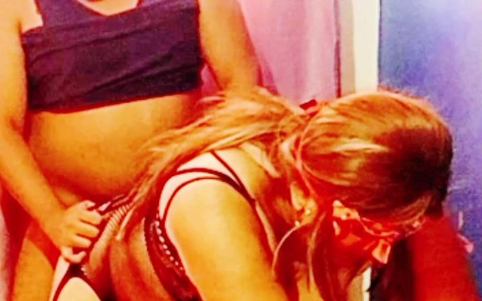 Sofixxx: Madrasta de 70 anos espera por seu homem em lingerie sexy