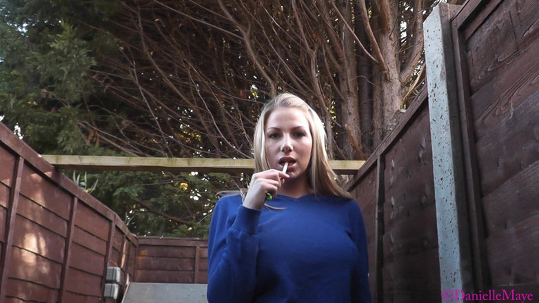 Danielle Maye: Rauchen hinter dem college