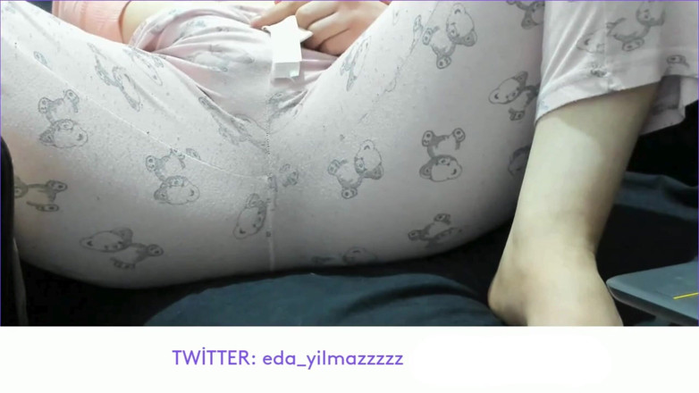 bigass_sexy_bigboobs: Masturbează-te cu Pijama - Frecare de pizdă cu pizdă