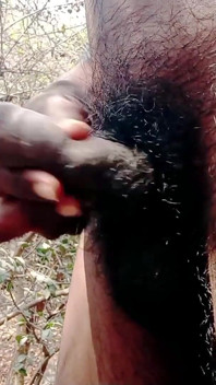 Rajesh Playboy 993 Masturbe Une Grosse Bite Dans La Nature Et Jouit. Caresser Une Grosse Dose De Sperme
