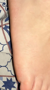 Pancutan mani pada kaki seksi