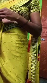 Ammu mostrando grandes tetas y cambiando el sari