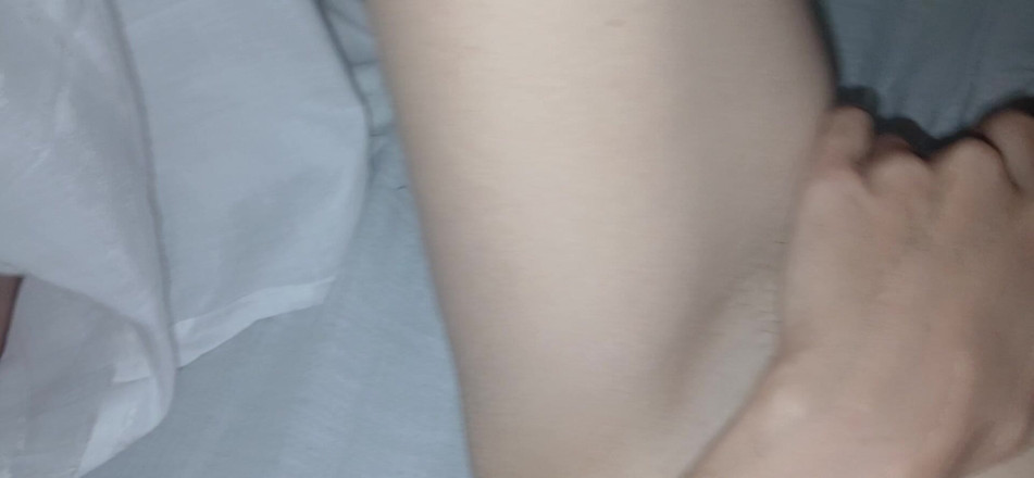 Lesbian-candys: Mientras nuestra madrastra limpia nuestro dormitorio, nos masturbamos bajo las...