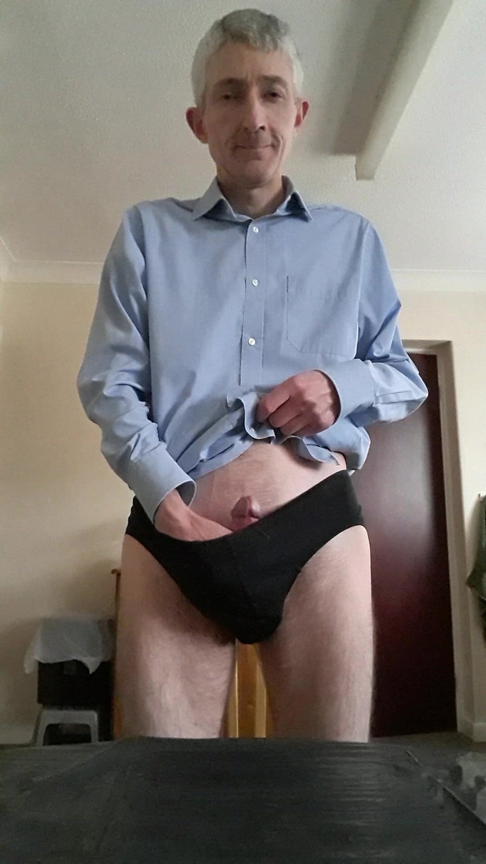 James Dirty Boy: Seduto al tavolo