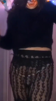 Mis hermosos pantalones de encaje transparente filmados desde arriba deslizándolos para provocarte con mi culo sexy