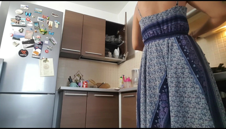 Erotic Tanya: Teman wanita memasak dan kentut - ditangkap pada kamera