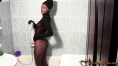 Louise Nylons: Louise har en varm dusch innesluten