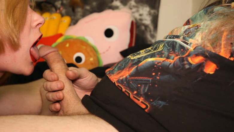 GamerGirlRoxy: Lee gets sloppy blowjob from hot blonde